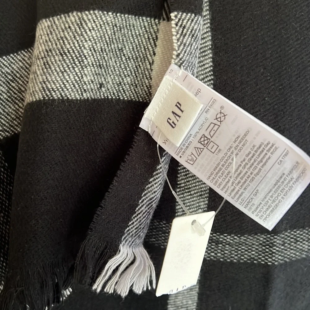 NWT Gap Black/White Acrylic Checkered‎ Scarf w/ Fringe